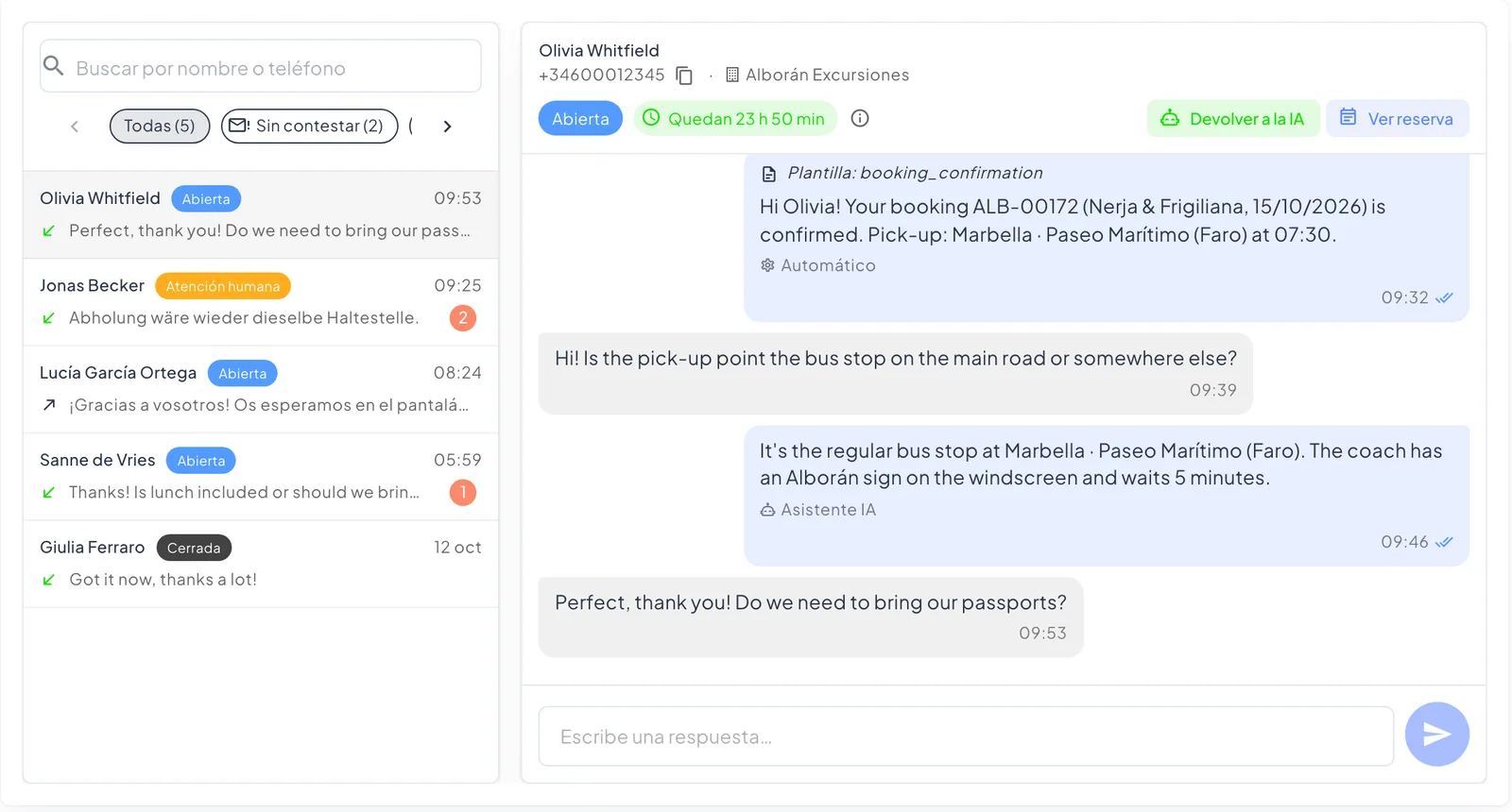 Conversación de WhatsApp que empieza con la confirmación automática de la reserva y sigue con las preguntas del cliente